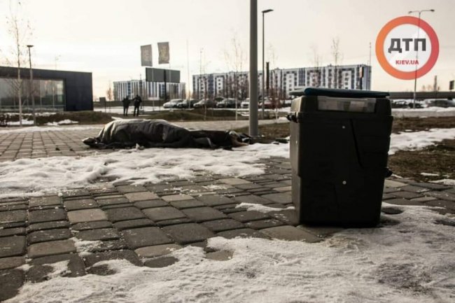 У Києві дівчина викинулася з 23 поверху, залишивши три записки. ФОТО