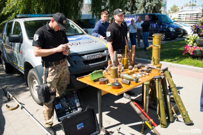 У центрі Луцька діти «стріляли» зі зброї та кермували поліцейськими авто. ФОТО