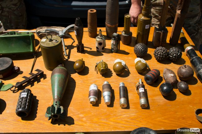 У центрі Луцька діти «стріляли» зі зброї та кермували поліцейськими авто. ФОТО