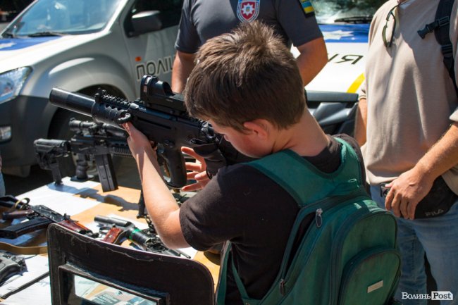 У центрі Луцька діти «стріляли» зі зброї та кермували поліцейськими авто. ФОТО
