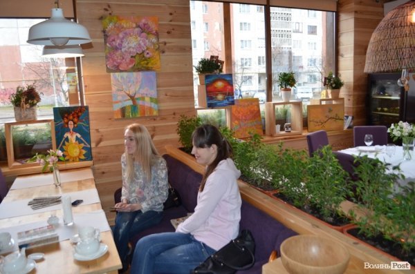 У Луцьку - аукціон картин, гроші з якого витратять на спорядження для Майі Москвич. ФОТО