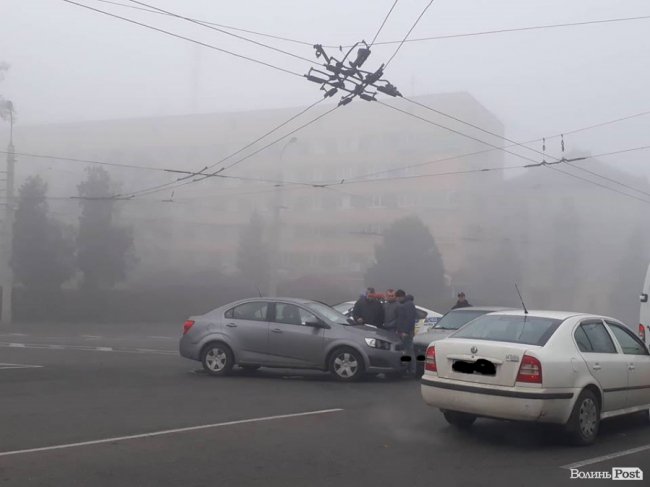 У Луцьку зіткнулися два легковики. ФОТО