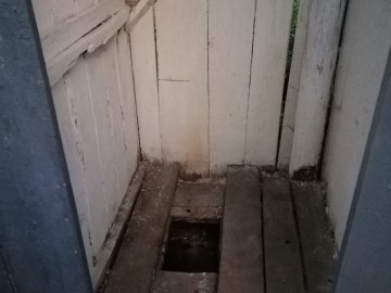 У школі на Закарпатті  першокласник провалився у вигрібну яму