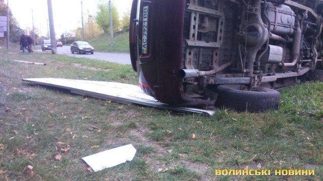 П'янючий адвокат, який на джипі перевернувся в Луцьку, втікав від патрульних. ФОТО