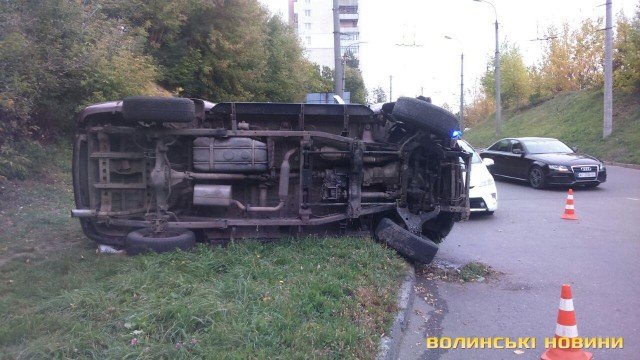 П'янючий адвокат, який на джипі перевернувся в Луцьку, втікав від патрульних. ФОТО