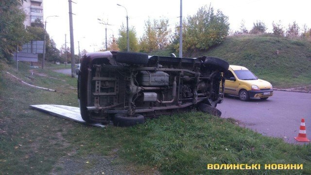 П'янючий адвокат, який на джипі перевернувся в Луцьку, втікав від патрульних. ФОТО