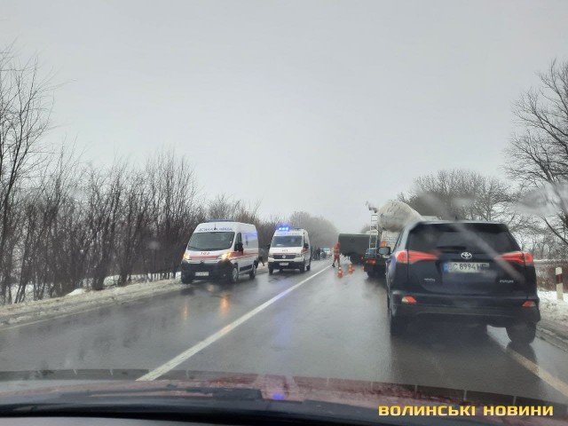 ДТП – на Волині: зіткнулися легковик, «ГАЗ» та вантажівка, що везла цистерну. ФОТО