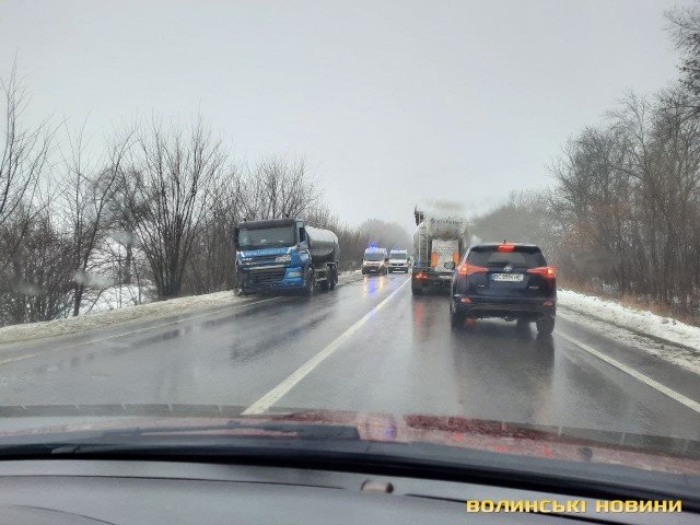 ДТП – на Волині: зіткнулися легковик, «ГАЗ» та вантажівка, що везла цистерну. ФОТО
