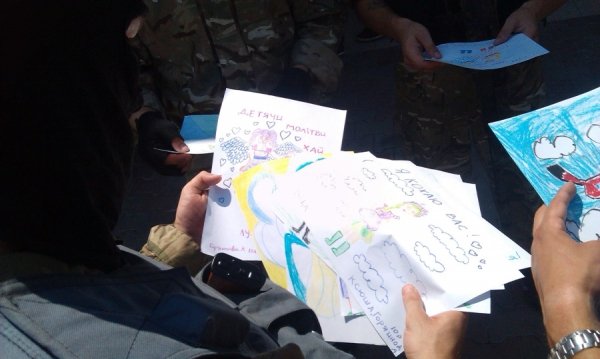 Бійці «Азову» отримали листи від маленьких лучан. ФОТО