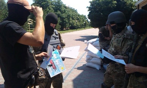 Бійці «Азову» отримали листи від маленьких лучан. ФОТО