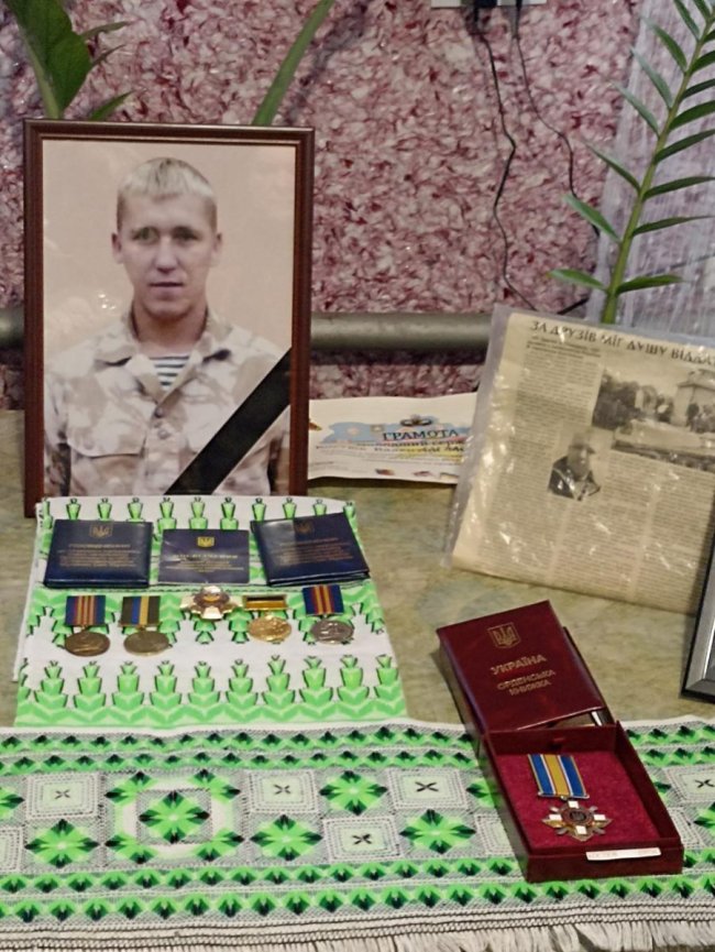 Батькам загиблого Героя Валентина Костюка вручили нагороду сина. ФОТО