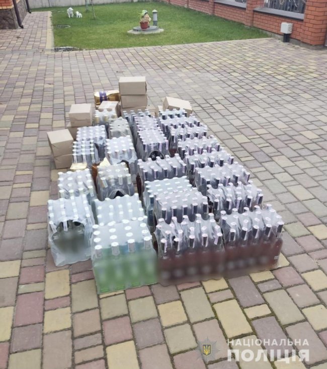 На Волині злочинна група продавала підроблений алкоголь та цигарки
