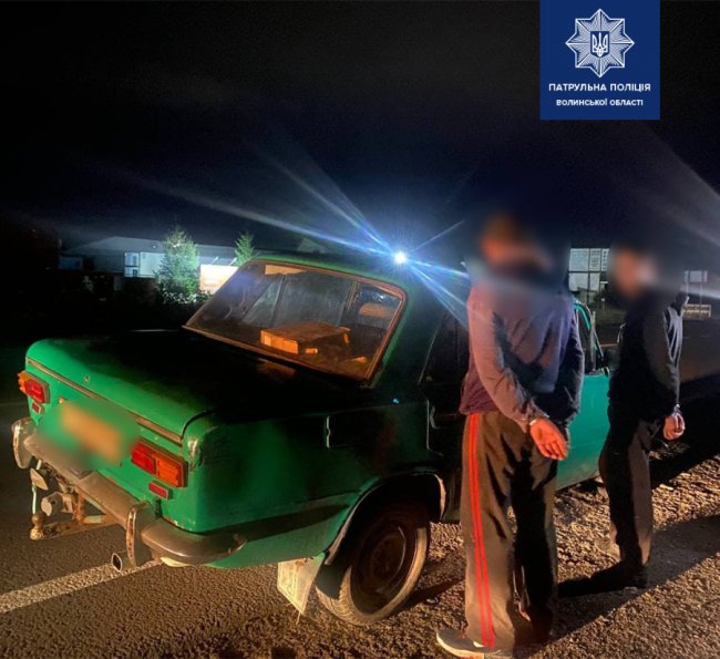 Ковбаса і сигарети: на Волині зупинили ВАЗ, напакований краденими речима