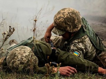 На Донбасі на невідомому пристрої підірвався український військовий