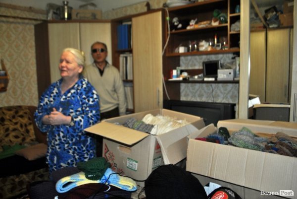 У Луцьку незряча бабуся зв'язала 318 рукавиць для бійців АТО