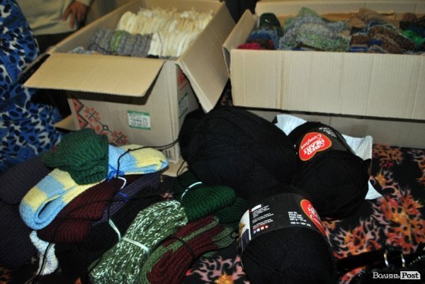 У Луцьку незряча бабуся зв'язала 318 рукавиць для бійців АТО