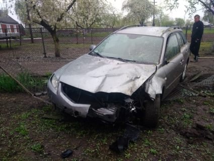 На Волині водій «залітав» у поворот і опинився на чужому городі. ФОТО
