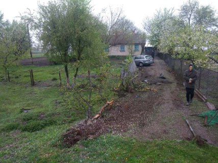 На Волині водій «залітав» у поворот і опинився на чужому городі. ФОТО