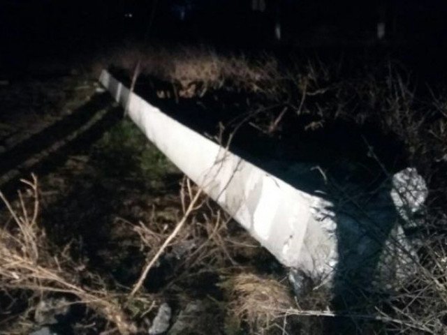 У селі на Волині самоскид збив стовп: просять допомогти розшукати винуватця аваріії