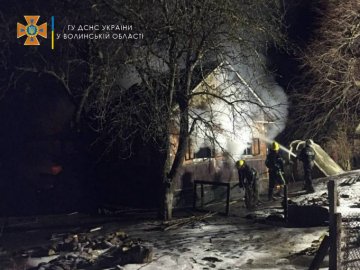 На Волині горів житловий будинок: пожежу помітив чоловік, який проходив поруч