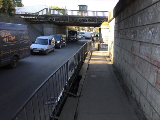 У Ковелі відремонтують пішохідну доріжку під залізничними мостами: поки там дірявий тротуар. ФОТО