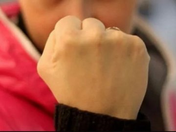 Група дівчат влаштувала у центрі Києва  жорстоку бійку. ВІДЕО