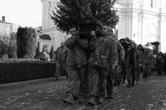 Громада у скорботі. У Луцьку попрощалися з трьома Героями — Іваном Маркишем, Артемом Шепляковим та Олегом Піциком