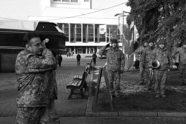 Громада у скорботі. У Луцьку попрощалися з трьома Героями — Іваном Маркишем, Артемом Шепляковим та Олегом Піциком