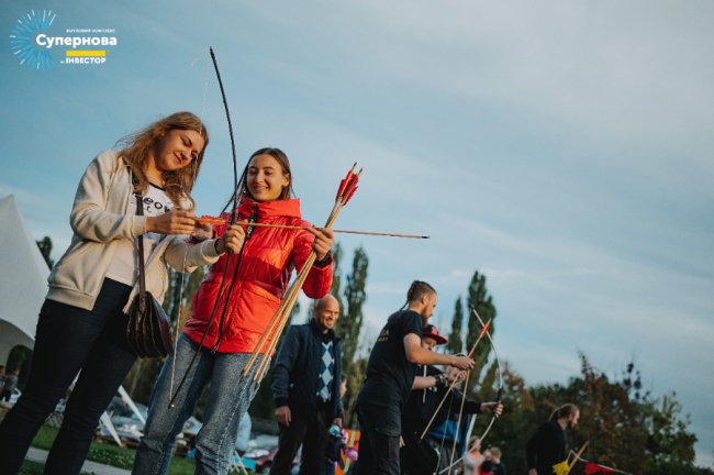 Жовтий дим, супергерої і райські яблука: як на «Супернові» святкували День сусіда. ФОТО*