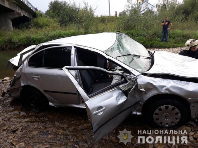 Не впорався з керуванням: на Львівщині легковик злетів з мосту. ФОТО