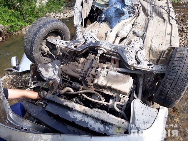 Не впорався з керуванням: на Львівщині легковик злетів з мосту. ФОТО