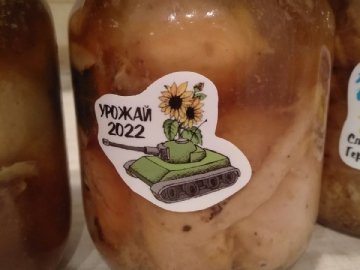 Подружжя викладачів з Волині готує тушкованку для українських воїнів. ФОТО