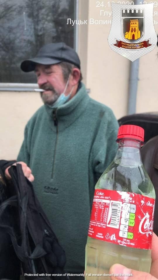 Біля Старого ринку муніципали викрили чоловіка, який торгував сурогатом