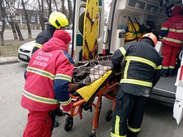 У Луцьку рятувальники допомогли чоловіку, який перебував у зачиненій квартирі