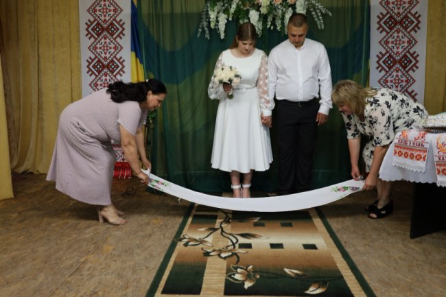 Зорепад одружень: на Великдень у волинській громаді побралися три пари. ФОТО