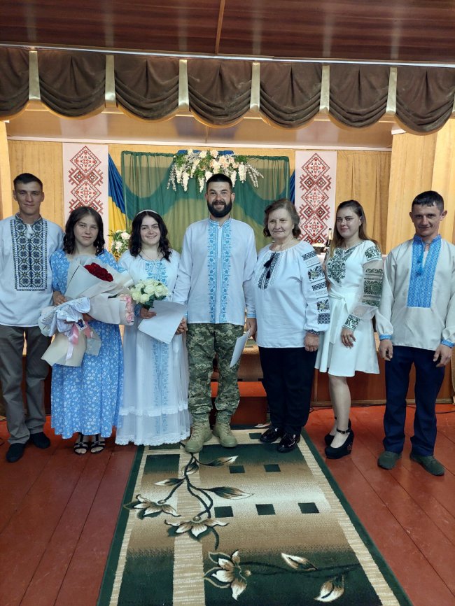 Зорепад одружень: на Великдень у волинській громаді побралися три пари. ФОТО