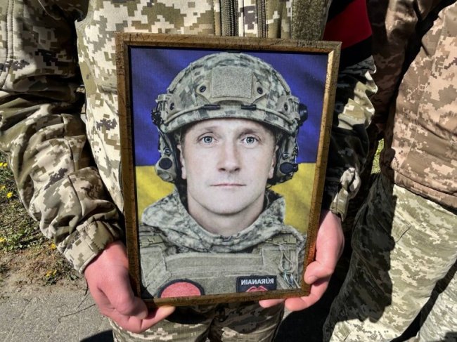 Останню дорогу встелили квітами: на Волині віддали шану воїну Олександру Зіперту