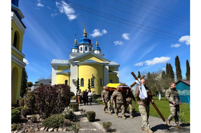 Останню дорогу встелили квітами: на Волині віддали шану воїну Олександру Зіперту