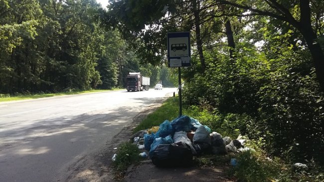 На Волині невідомі сміттям закидали зупинку. ФОТО