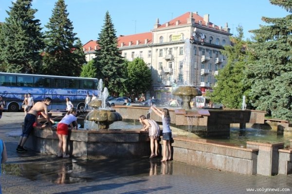 «Поливальна» неділя в Луцьку. ФОТО