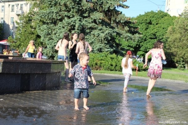 «Поливальна» неділя в Луцьку. ФОТО