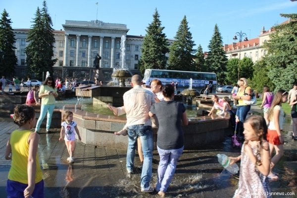 «Поливальна» неділя в Луцьку. ФОТО