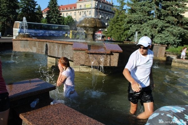 «Поливальна» неділя в Луцьку. ФОТО