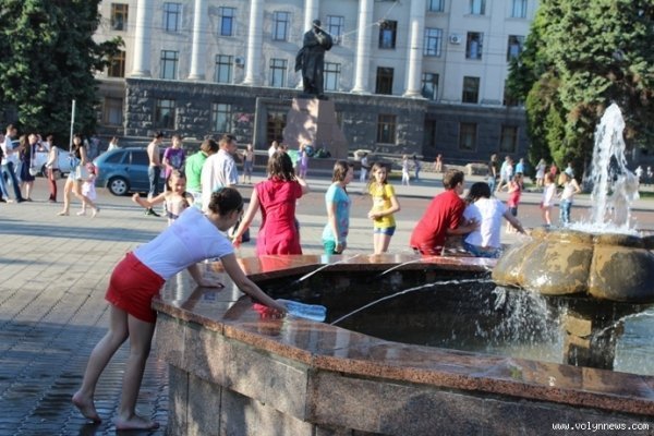 «Поливальна» неділя в Луцьку. ФОТО
