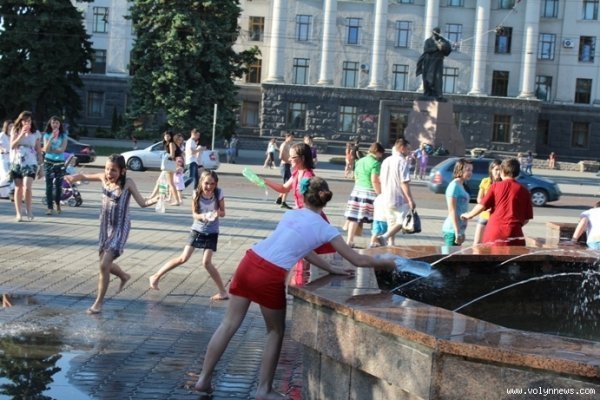 «Поливальна» неділя в Луцьку. ФОТО