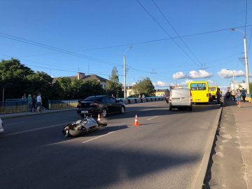 У Луцьку на мосту – аварія за участю мотоцикліста та маршрутки: рух – ускладнений. ФОТО