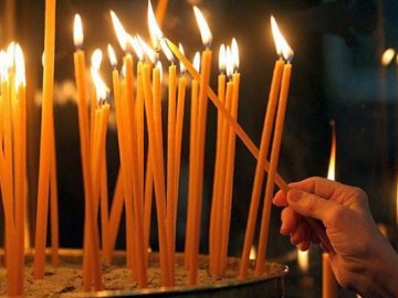 Навіщо у церкві запалювати свічку та як це робити правильно: пояснення луцького священника