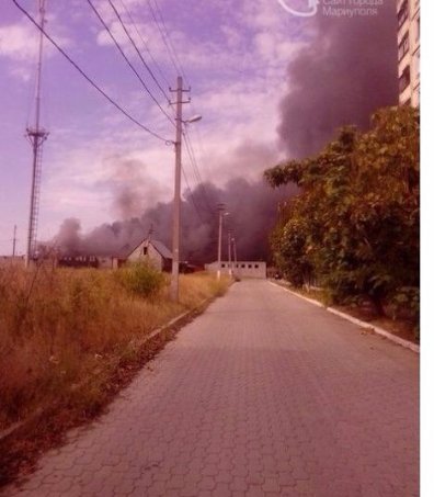 На ринку Маріуполя спалахнула пожежа: в небі чорний стовп диму. ФОТО