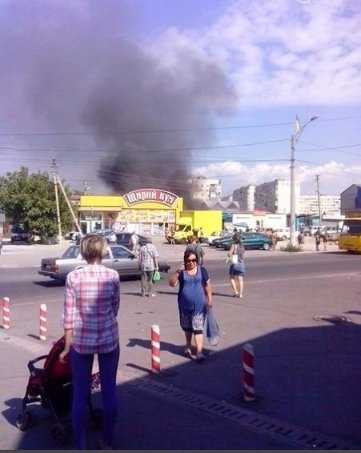 На ринку Маріуполя спалахнула пожежа: в небі чорний стовп диму. ФОТО