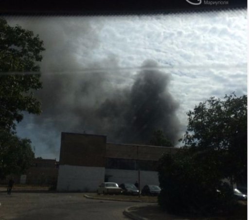 На ринку Маріуполя спалахнула пожежа: в небі чорний стовп диму. ФОТО